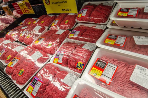 Förpackat kött i mataffär