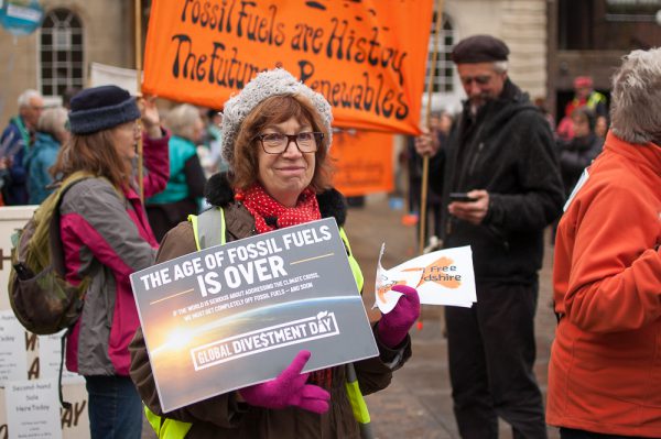 Kvinna vid protest för Fossil Free